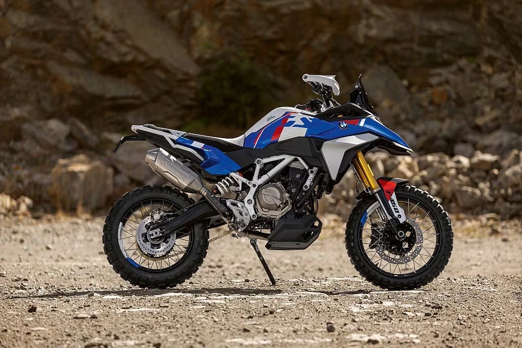 <div class='descrGalleryTitle'>9.	BMW F 450 GS</div><div class='descrGalleryText'><p>Anche lei un <b>concept</b>, ma di piccola cilindrata. Ha fatto parlare di sé per la presenza scenica aggressiva, con pneumatici tassellati e tanta escursione delle sospensioni. Curiosamente o no, nonostante l’apparenza votata al fuoristrada, <b>mantiene le ruote da 19 e 17”</b>. Non solo, anche il motore, un inedito bicilindrico parallelo, è di chiara estrazione stradale, con coppa dell’olio voluminosa che, per guadagnare luce a terra, <b>costringe a collocarlo bello in alto.</b> Chissà come sarà nella sua versione definitiva.</p>
</div>